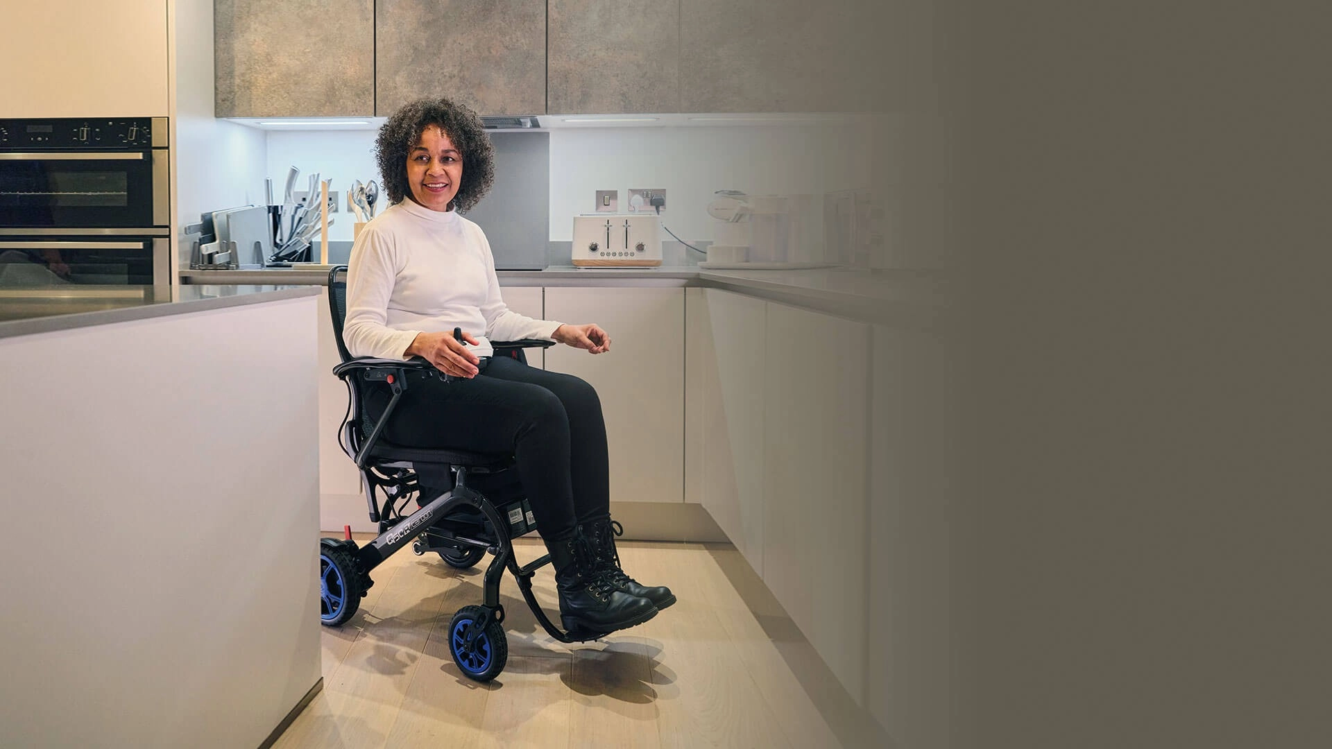 QUİCKİE Q50R CARBON LİTYUM PİLLİ TEKERLEKLİ SANDALYE