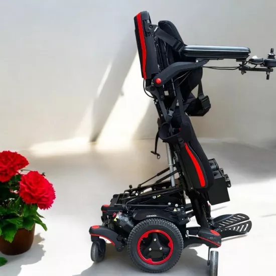 QUICKIE Q700-UP M Ayağa Kaldıran Akülü Sandalye