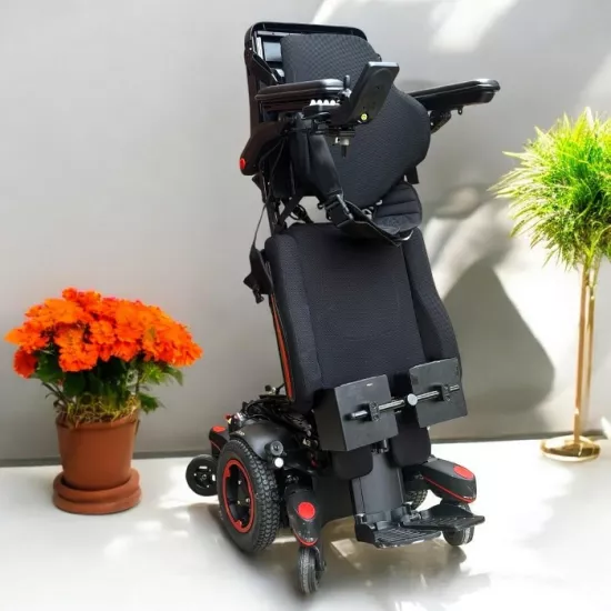 QUICKIE Q700-UP M Ayağa Kaldıran Akülü Sandalye